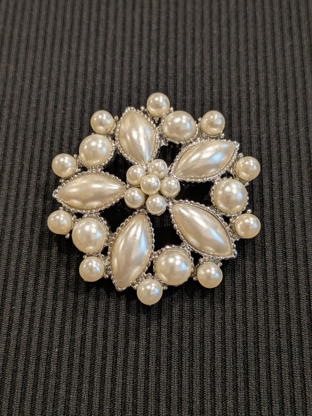 B#5: Vintage 2007s Faux Pearl Cluster Floral Brooch - Ivory Pearlescent